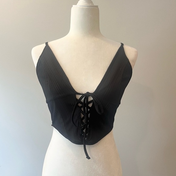 URBAN OUTFITTERS RINA TRIANGLE BLACK CAMI TOP SIZE MEDIUM NEW CROP TOP - Picture 5 of 6